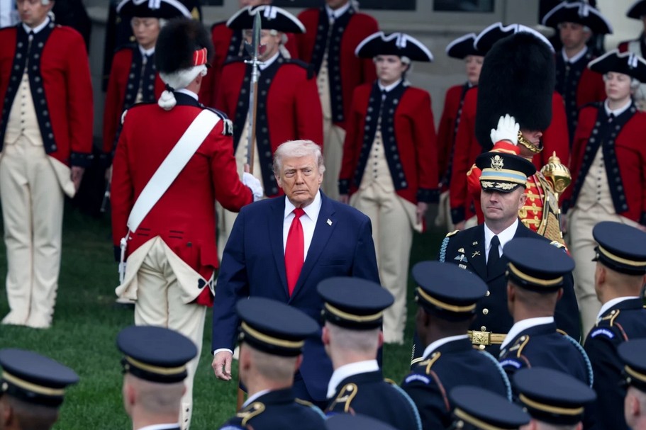 ইরানের ওপর দীর্ঘমেয়াদী নৌ-অবরোধের প্রস্তুতি ট্রাম্পের